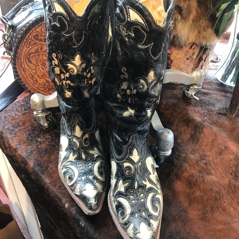 *CORRAL COWBOY BOOTS*